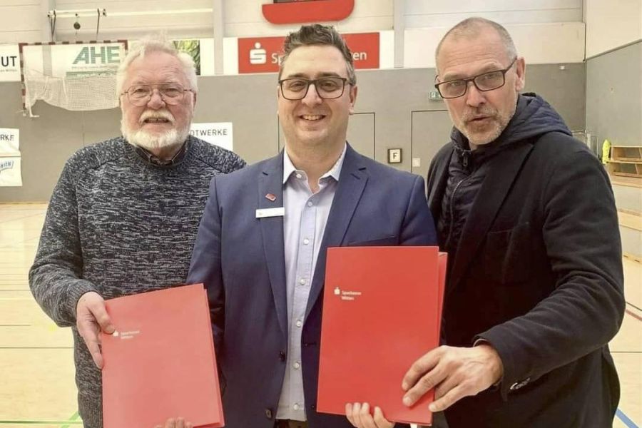 Gerhard Abstins (Erster Vorsitzender TuS Bommern), Mathias Wagner (Sparkasse Witten), Björn Pinno (Vereinsmanager)
