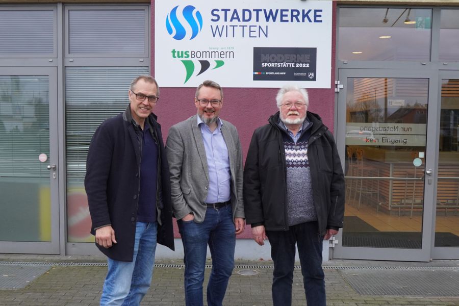 v.l. Björn Pinno (Vereinsmanager TuS Bommern), Markus Borgiel (Stadtwerke Witten), Gerd Abstins (1. Vorsitzender TuS Bommern)